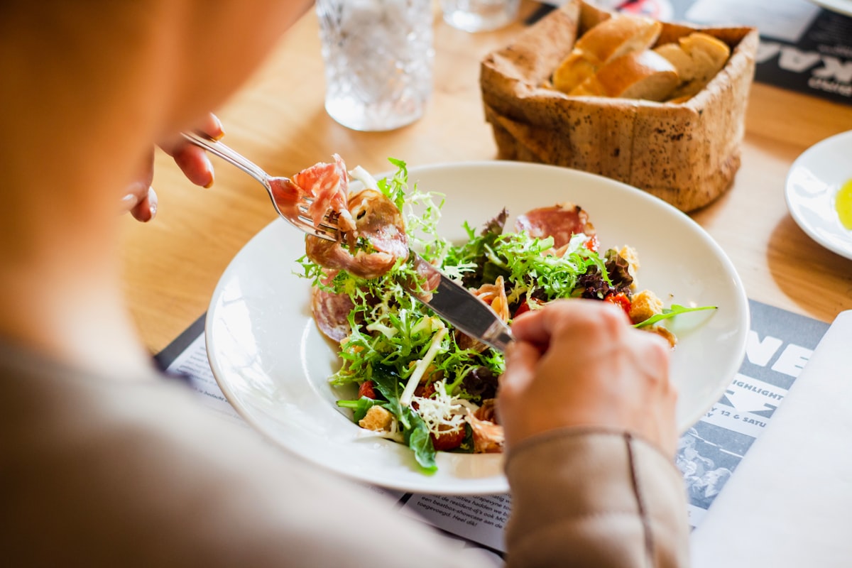 Petto di pollo grigliato con insalata fresca